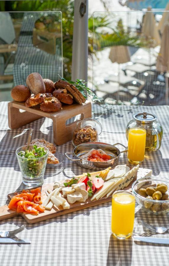 Dan Eilat Hotel Exterior foto A typical German breakfast