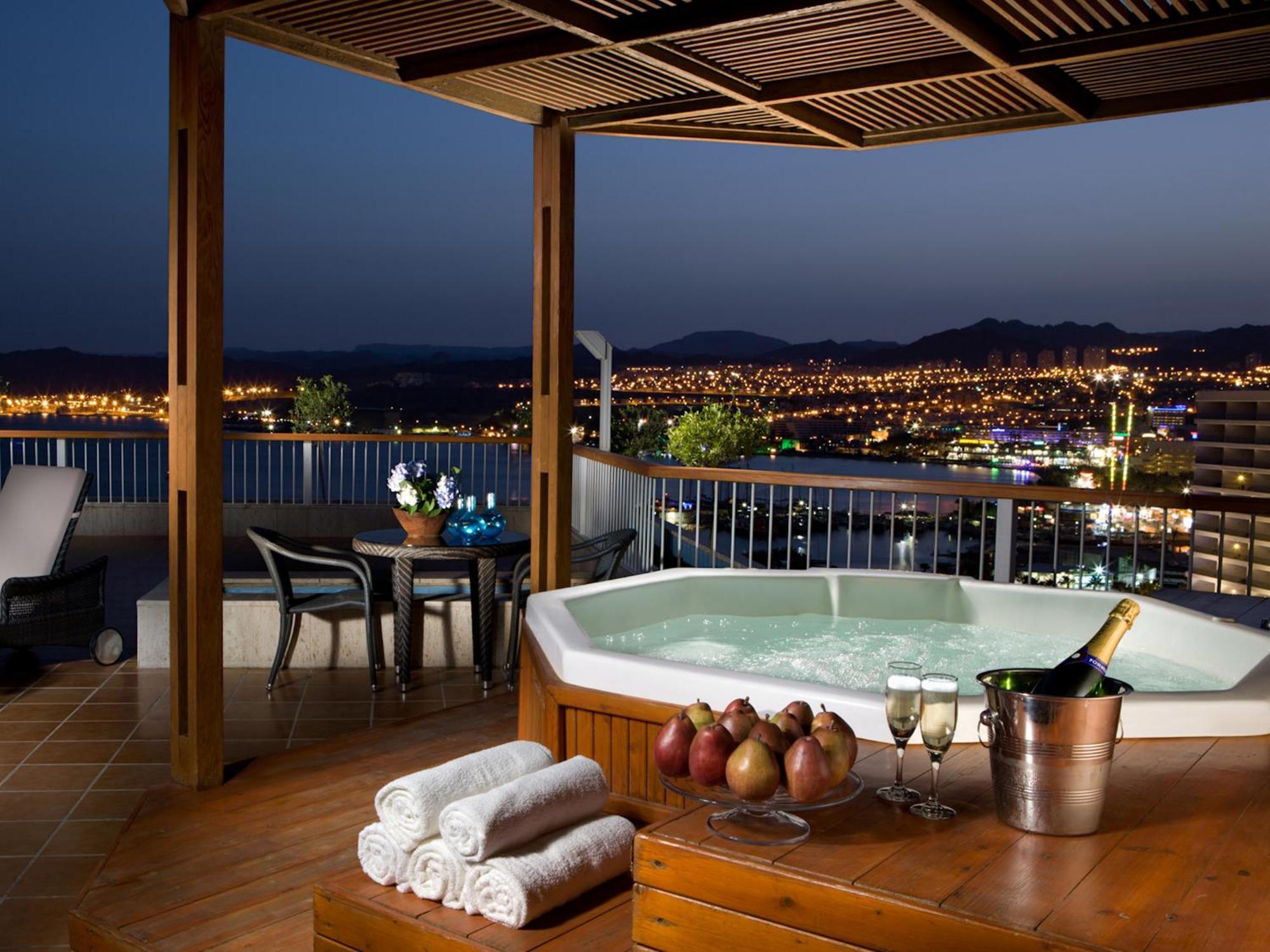 Dan Eilat Hotel Exterior foto A hot tub on a hotel balcony